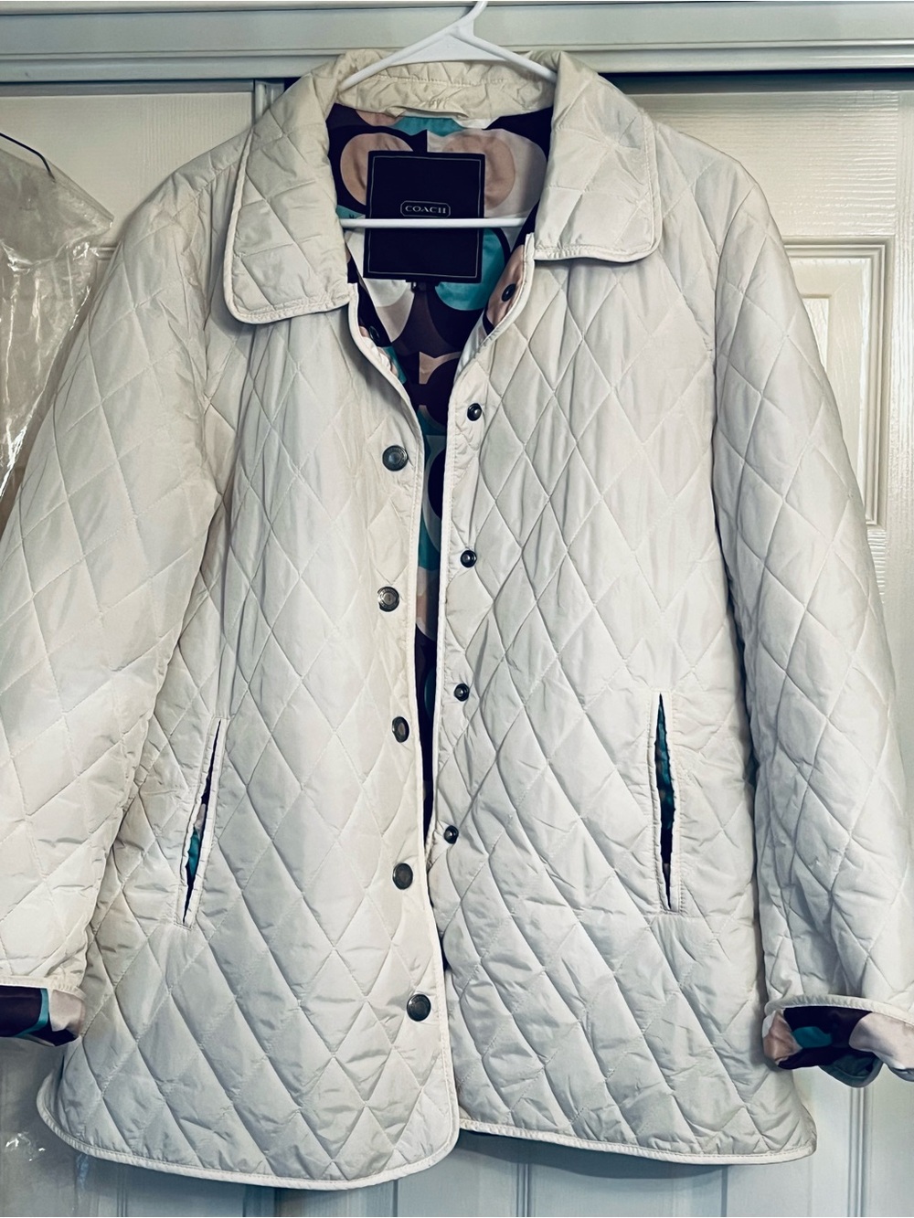 Coach Quilted Jacket with Logo Interior Spring Lightweight
Cream